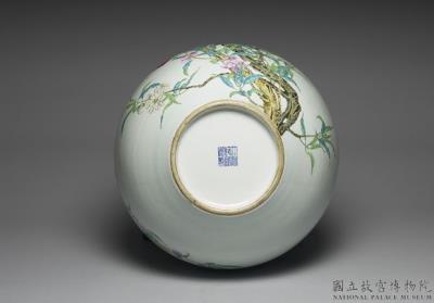 图片[2]-Celestial globe vase with polychrome decoration of peaches in fencai painted enmales, Qing dynasty, Qianlong reign (1736-1795)-China Archive